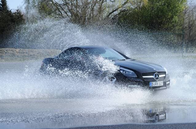Fahren mit dem Mercedes-Benz SLK 350 BlueEFFICIENCY durch den WASSERPARQURS: Marcel SCHMELZER (DFB Deutschland) und Sven BENDER (DFB). Fussball: Driving-Experience Fahrsicherheitstraining der deutschen Fussball Nationalmannschaft der Männer auf der Strecke des ADAC-Fahrsicherheitszentrum in Grevenbroich, 28.03.2011. Poolfoto.