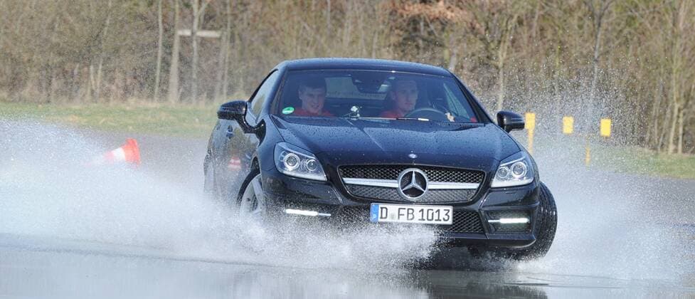 Fahren mit dem Mercedes-Benz SLK 350 BlueEFFICIENCY durch den Wasserparqours: Am Steuer: Miroslav KLOSE (Deutschland), als Beifahrer: Toni KROOS (Deutschland). Fussball: Driving-Experience Fahrsicherheitstraining der deutschen Fussball Nationalmannschaft der Männer auf der Strecke des ADAC-Fahrsicherheitszentrum in Grevenbroich, 28.03.2011. Poolfoto.