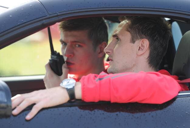 Am Steuer Miroslav KLOSE (Deutschland). Hinten: Toni KROOS (Deutschland). Fussball: Driving-Experience Fahrsicherheitstraining der deutschen Fussball Nationalmannschaft der Männer auf der Strecke des ADAC-Fahrsicherheitszentrum in Grevenbroich, 28.03.2011. Poolfoto.