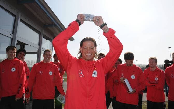 Siegerehrung nach dem Fahr-Wettbewerb: Sieger wurde Torwart Tim WIESE (Deutschland). Der erste Preis war das Playstation-Spiel Grand Turismo 5. Fussball: Driving-Experience Fahrsicherheitstraining der deutschen Fussball Nationalmannschaft der Männer auf der Strecke des ADAC-Fahrsicherheitszentrum in Grevenbroich, 28.03.2011. Poolfoto.