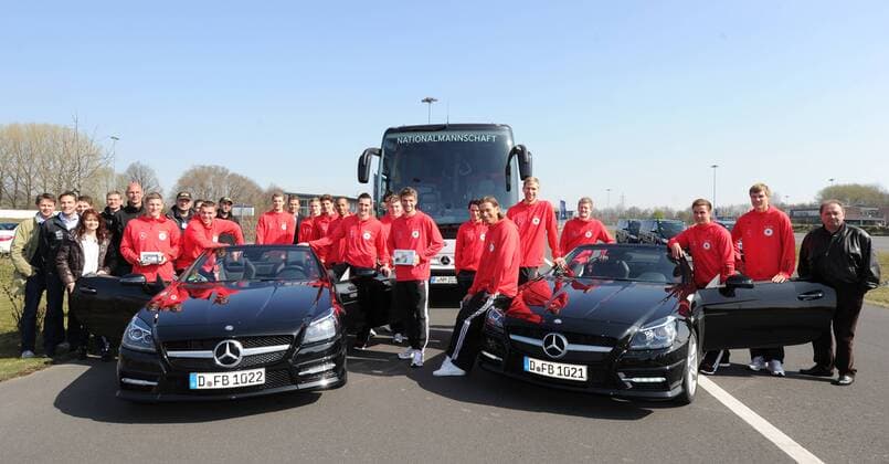 Teamfoto Mannschaftsbild Mannschaftsfoto auf der Teststrecke an den Mercedes-Benz SLK 350 BlueEFFICIENCY zusammen mit Instruktoren und Mercedes-Benz Mitarbeiter. Fussball: Driving-Experience Fahrsicherheitstraining der deutschen Fussball Nationalmannschaft der Männer auf der Strecke des ADAC-Fahrsicherheitszentrum in Grevenbroich, 28.03.2011. Poolfoto.