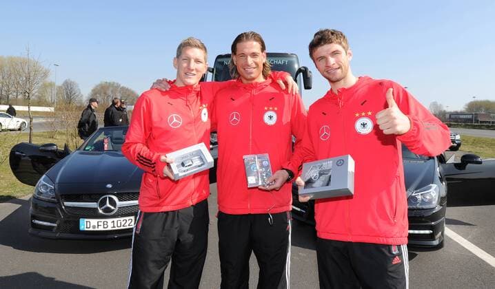 Siegerehrung nach dem Fahr-Wettbewerb: Sieger wurde Torwart Tim WIESE (m Deutschland). Erster Preis war das Playstation-Spiel Grand Turismo 5. Zweiter wurde Bastian SCHWEINSTEIGER (l. Deutschland). Als dritter plazierte sich Thomas MUELLER (r. Deutschland) Fussball: Driving-Experience Fahrsicherheitstraining der deutschen Fussball Nationalmannschaft der Männer auf der Strecke des ADAC-Fahrsicherheitszentrum in Grevenbroich, 28.03.2011. Poolfoto.