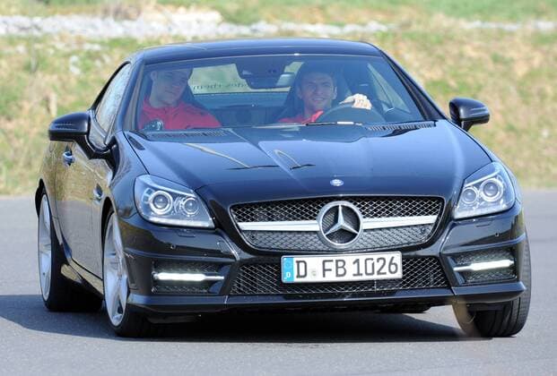 Die Nationalspieler Thomas MUELLER (r. am Steuer) und Torwart Manuel NEUER (l. DFB) fahren in einem Mercedes-Benz SLK 350 BlueEFFICIENCY. Fussball: Driving-Experience Fahrsicherheitstraining der deutschen Fussball Nationalmannschaft der Männer auf der Strecke des ADAC-Fahrsicherheitszentrum in Grevenbroich, 28.03.2011. Poolfoto.