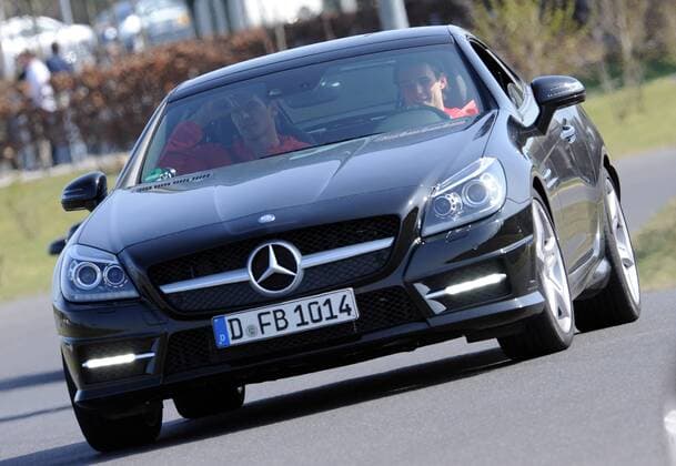 Die Nationalspieler Mario GOMEZ (l. DFB) und Christian TRAESCH (r.) fahren in einem Mercedes-Benz SLK 350 BlueEFFICIENCY. Fussball: Driving-Experience Fahrsicherheitstraining der deutschen Fussball Nationalmannschaft der Männer auf der Strecke des ADAC-Fahrsicherheitszentrum in Grevenbroich, 28.03.2011. Poolfoto.