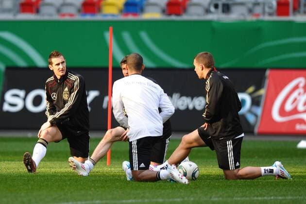 Training Deutsche Nationalmannschaft am 28.03.2011 in Düsseldorf Miroslav Klose ( Deutschland ), links