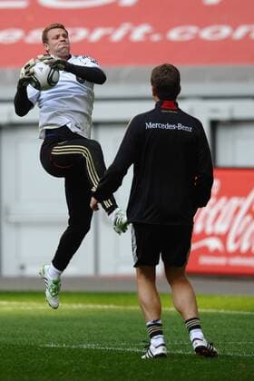 Training Deutsche Nationalmannschaft am 28.03.2011 in Düsseldorf Manuel Neuer ( Deutschland ), hinten - Oliver Bierhoff ( Teammanager Deutschland ), vorne