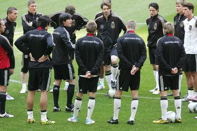 Training Deutsche Nationalmannschaft am 28.03.2011 in Düsseldorf Nationaltrainer Joachim Löw ( Deutschland ) gibt Anweisungen im Kreise der Mannschaft.