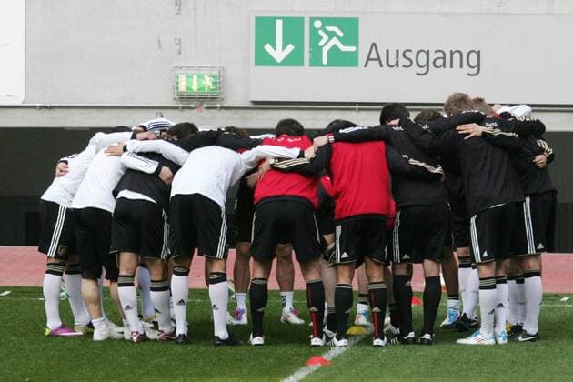 Training Deutsche Nationalmannschaft am 28.03.2011 in Düsseldorf Das deutsche Team bildet beim Training einen Mannschaftskreis.