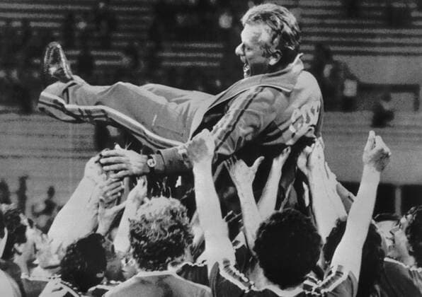 coach Frantisek Havranek (in the air) celebrates victory with his team after winning the final Olympic match against GDR  CTKPhoto20119354 o0 Sieg Olympiasieg Jubel Freude Aufmacher