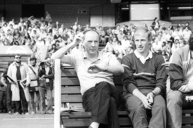 Trainer Dietrich Weise (Eintracht Frankfurt, li.)