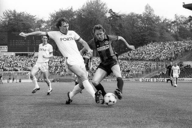 Josef Kaczor (Eintracht Frankfurt, re.) gegen Wolfgang Wolf (1. FC Kaiserslautern) Aktion Duell Aufmacher
