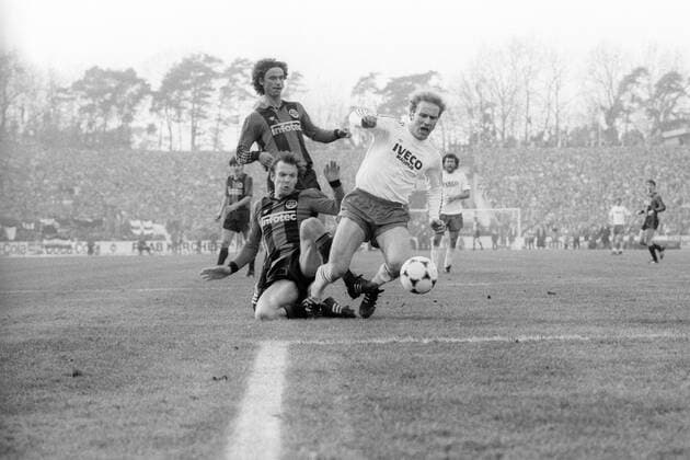 Karl Heinz Rummenigge (FC Bayern München, re.) wird von Karl Heinz Charly Körbel gefoult, dahinter Ralf Falkenmayer (beide Eintracht Frankfurt) Aktion Duell, Foulspiel, gefoult, Elfmeter, Elfmeterfoul Aufmacher