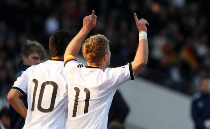 Fussball Länderspiel , U21, Deutschland (weiß) vs Italien (blau), Kassel --- Torjubel Lewis Holtby (Deutschland) nach dem 1:0 o0 Jubel Freude