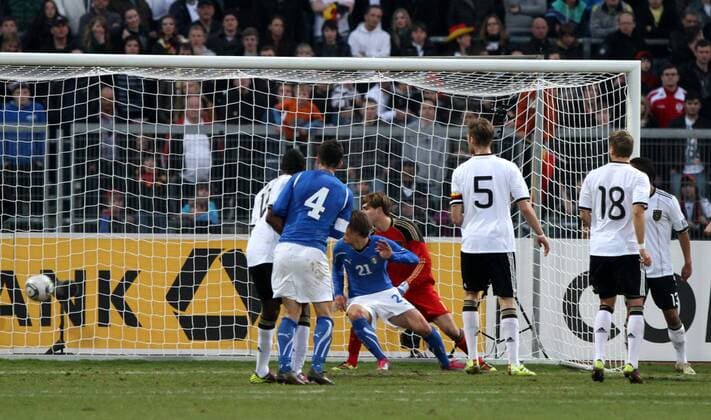 Fussball Länderspiel , U21, Deutschland (weiß) vs Italien (blau), Kassel --- Tor zum 2:2, Torwart Kevin Trapp (Deutschland) machtlos
