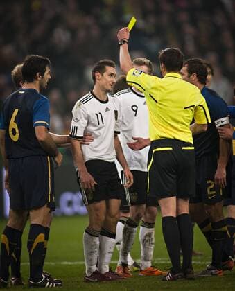 FIFA Referee Stephane Lannoy (FRA) zeigt Miroslav Klose (GER, 11) die gelbe Karte. - Deutschland (weiß) vs Australien -