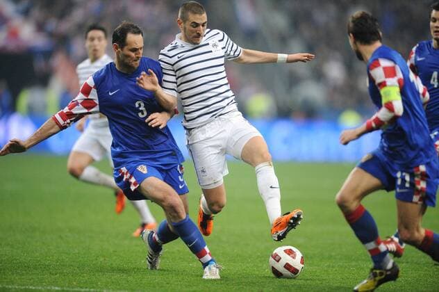 Frankreich vs Kroatien (blau): v.re. Karim BENZEMA, Josip SIMUNIC xN.LEGOUICxFEPx 