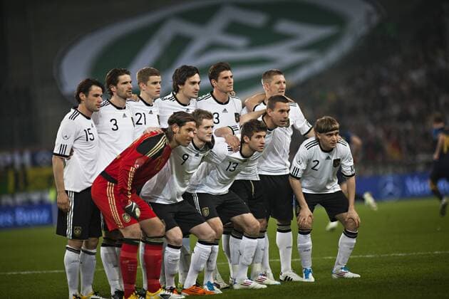 Mannschaftsbild Deutschland, hi.v.l.: Christian Träsch (Deutschland), Arne Friedrich (Deutschland), Sven Bender (Deutschland), Mats Hummels (Deutschland), Mario Gomez (Deutschland), Bastian Schweinsteiger (Deutschland). v.v.l.: Torwart Tim Wiese (Deutschland), Andre Schürrle (Deutschland), Thomas Müller (Deutschland), Lukas Podolski (Deutschland), Marcel Schmelzer (Deutschland) 29. März 2011 Deutschland