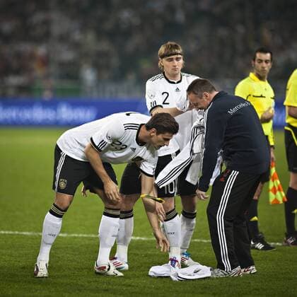 V.li.: Mario Gomez (Deutschland), Marcel Schmelzer (Deutschland) und Zeugwart Thomas Mai (Deutschland) 29. März 2011 Deutschland (weiß) vs. Australien (blau) Fussball Länderspiel