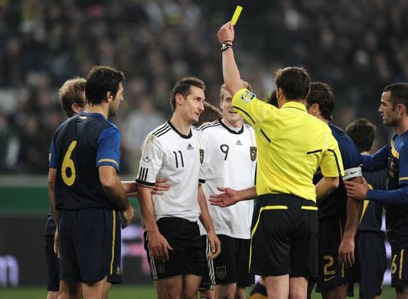 29-03-2011, Fussball Länderspiel in Mönchengladbach, DEUTSCHLAND - AUSTRALIEN 1-2 Miroslav Klose (Deutschland, 3 v.li.) sieht nach einer Schwalbe, von Schiedsrichter Stephane Lannoy (Frankreich) die Gelbe Karte