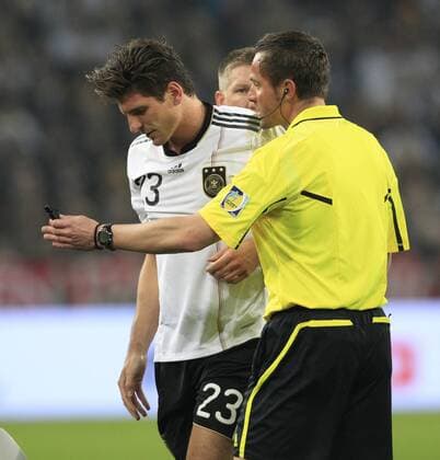 Fussball, Länderspiel. Freundschaftsspiel, Deutschland vs. Australien, 29.03.2011, Borussia Park Stadion Mönchengladbach, Mario Gomez, Stephane Lannoy,