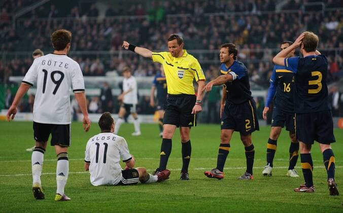 Fussball international Saison 2010 2011 Freundschaftsspiel Deutschland - Australien V.l.: Mario GÖTZE (GER), Miroslav KLOSE (GER), der von Schiedsrichter Stephane LANNOY (FRA) einer Schwalbe verdächtigt wird, Jon MCKAIN (Australien), Carl VALERI (Australien), David CARNEY (Australien).