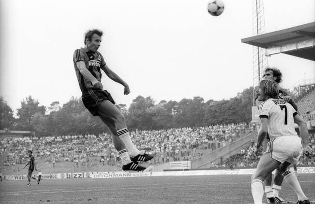 Karl Heinz Charly Körbel (Eintracht Frankfurt, li.) - Kopfball Aktion Höhe Dynamik, Kurios