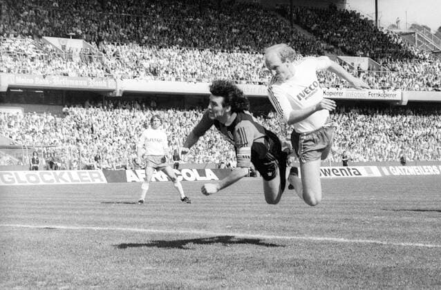 Dieter Hoeneß (FC Bayern München, re.) gegen Bruno Pezzey (Eintracht Frankfurt) Aktion Duell Dynamik, Kampf, Aufmacher, Kopfballduell, Luftkampf