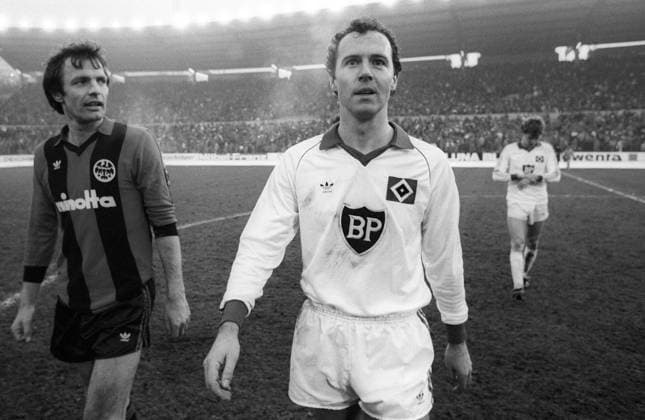 Karl Heinz Charly Körbel (Eintracht Frankfurt, li.) und Franz Beckenbauer (HSV) - Abgang