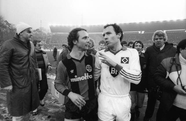 Bernd Hölzenbein (Eintracht Frankfurt, li.) und Franz Beckenbauer (HSV) - Abgang Gespräch Harmonie