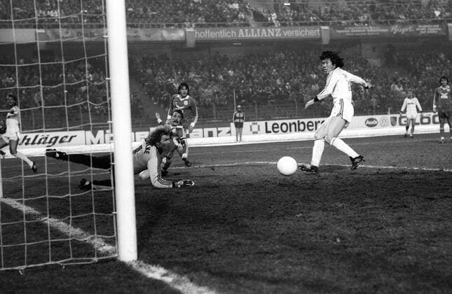 Bum Kun Cha (Eintracht Frankfurt, re.) überwindet Torwart Norbert Nigbur (FC Schalke 04) und erzielt das Tor zum 4:0 Aktion