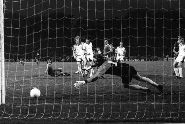 Fred Schaub (Eintracht Frankfurt, Mitte hi.) überwindet Torwart Wolfgang Kneib (Borussia Mönchengladbach) und erzielt im Rückspiel des Finals des UEFA Cups 1979 1980 das entscheidende Tor zum 1:0 Aktion Hintertor, Hintertorkamera, Hintertorperspektive, Abendspiel, dunkel, dunkelheit