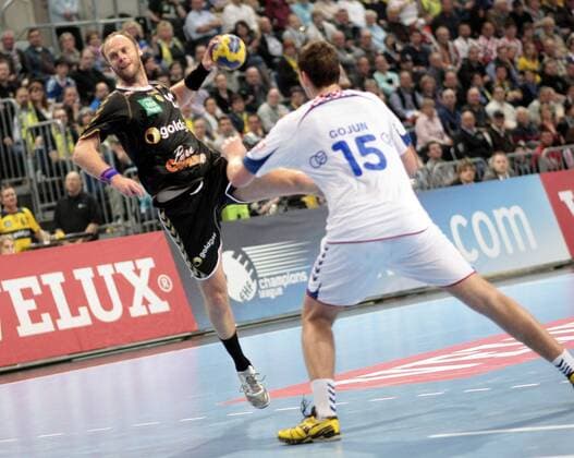 EHF Champions League, Rhein Neckar Loewen (schwarz) vs. RK Croatia Zagreb (weiß) 27:27 v. l. Olafur Stefansson RNL, Jakov Gojun RK Zagreb