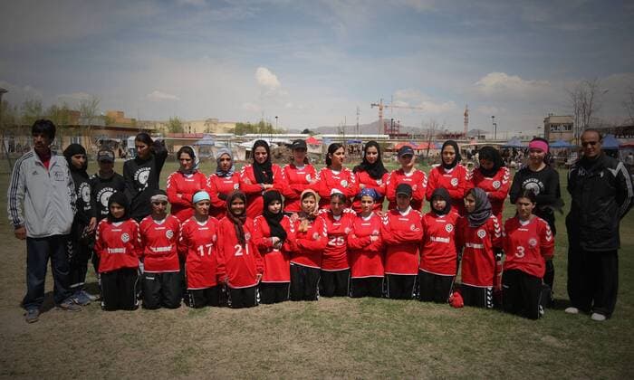 Afghan women s national soccer team poses for pictures before a friendly match in Kabul, capital of Afghanistan, on April 1, 2011.  o0 Totale Mannschaftsfoto Kader