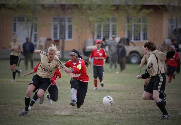 Players of both team fight for the ball during a friendly match between Afghan women s national soccer team and NATO-led International Security Aid Force women s soccer team in Kabul, capital of Afghanistan, on April 1, 2011. The match ended with a 0-0 tie.  o0 Aktion