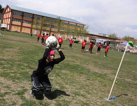 The goalkeeper of Afghan women s national soccer team warms up before a friendly match against NATO-led International Security Aid Force women s soccer team in Kabul, capital of Afghanistan, on April 1, 2011. The match ended with a 0-0 tie.  o0 Torfrau Totale Sportstätte Fußballplatz