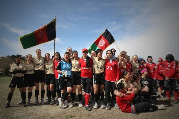 Players of both team pose for pictures before a friendly match between Afghan women s national soccer team and NATO-led International Security Aid Force women s soccer team in Kabul, capital of Afghanistan, on April 1, 2011. The match ended with a 0-0 tie.  o0 Totale Gruppenfoto Harmonie Kameradschaft Völkerverständigung