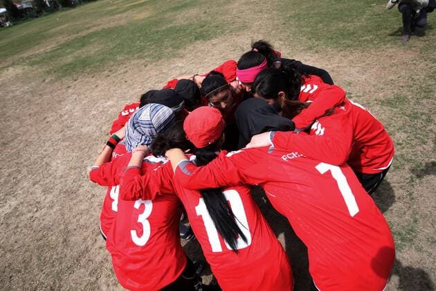 Afghan women s national soccer team cheer up before a friendly match against NATO-led International Security Aid Force women s soccer team in Kabul, capital of Afghanistan, on April 1, 2011. The match ended with a 0-0 tie.  o0 Symbol Kameradschaft Spielerkreis, Motivation, motivieren, einschwören, team spirit, Teamgeist