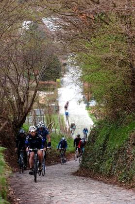 Schwieriges Teilstück der Tour des Flandres 2011 Die aus Kopfsteinpflaster gebaute Straße am Koppenberg  o0 Teilnehmer Fahrer Radfahrer berg auf aufwärts