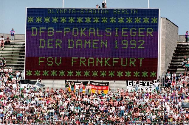 DFB Pokalsieger der Damen 1992 - FSV Frankfurt - wird am 23.05.1992 im Berliner Olympiastadion an der Anzeigetafel verkündet. o0 Frauen, Frauenfußball, Anzeigetafel, Anzeige, Tafel, Stadionanzeige, Totale, Berlin,