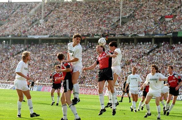 DFB Pokal 1991 1992 Hannover 96 gegen Borussia Mönchengladbach 4:3 i.E. am 23.05.1992 im Berliner Olympiastadion. Roman Wojcicki (Hannover, Mitte) gegen Jörg Neun (li.), Michael Klinkert (3.v.li.), Hans Jörg Criens (4.v.re.), Holger Fach (3.v.re.) und Thomas Kastenmaier (2.v.re., alle Gladbach), daneben Jörg Uwe Klütz (re., Hannover). o0 Pokalspiel, Berlin