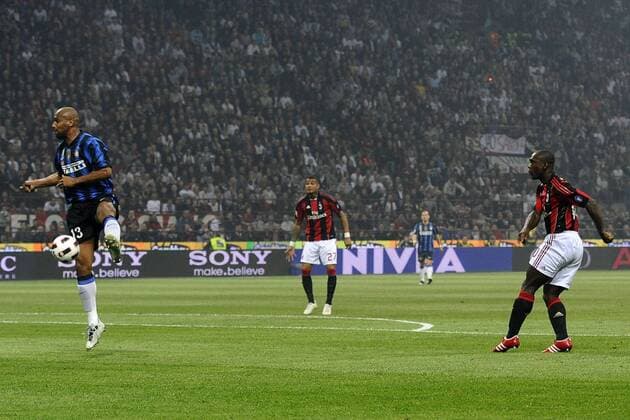 AC Mailand (rot) vs. Inter Mailand (blau) --- Clarence Seedorf (re.), Maicon (li.)  o0 Totale