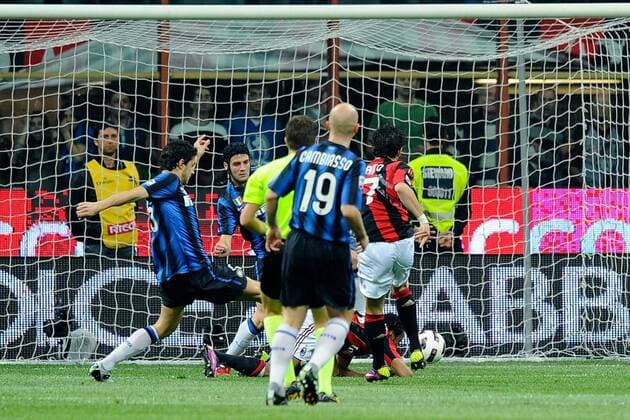 AC Mailand (rot) vs. Inter Mailand (blau) --- Alexandre Pato (re.) erzielt das 1:0  o0 Totale Tor