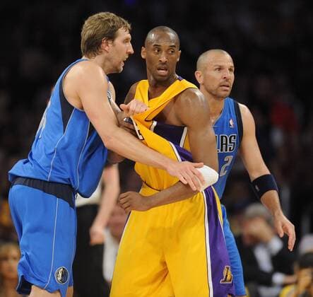 March 31, 2011: Los Angeles Lakers Kobe Bryant screens Dallas Mavericks Dirk Nowitzki during a game against the Dallas Mavericks during a game 110-82 decision Thursday at Staples Center in Los Angeles, CA. Icon110331125 Aufmacher Kampf Trikotvergehen EDITORIAL USE ONLY