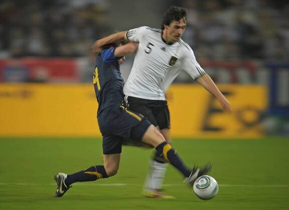 29.03.2011, Fussball Länderspiel: Deutschland - Australien in Mönchengladbach, Feature Wischer , v.l. Brett Holmann (Australien) , Mats Hummels (Deutschland)