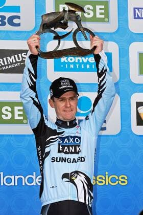 Sieger der Flandern Rundfahrt - Nick Nuyens ( BEL Team Saxo Bank - Sungard ) - Event: Ronde van Vlaanderen - Flandernrundfahrt - Flandern Rundfahrt 2011 - Brügge nach Ninove - Location: Ostflandern - Belgien - Europa - Datum: 03.04.2011 - Contact o0 Jubel Freude Sieg Trophäe Pokal Objekte