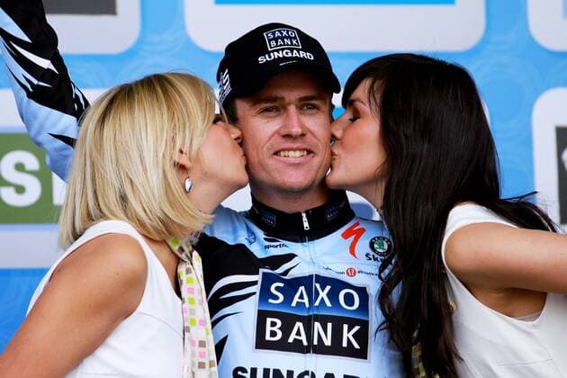 Sieger der Flandern Rundfahrt - Nick Nuyens ( BEL Team Saxo Bank - Sungard ) - Event: Ronde van Vlaanderen - Flandernrundfahrt - Flandern Rundfahrt 2011 - Brügge nach Ninove - Location: Ostflandern - Belgien - Europa - Datum: 03.04.2011 - Contact o0 Jubel Freude Sieg Hostess, Hostessen, Frau, girl