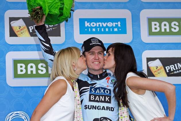 Sieger der Flandern Rundfahrt - Nick Nuyens ( BEL Team Saxo Bank - Sungard ) - Event: Ronde van Vlaanderen - Flandernrundfahrt - Flandern Rundfahrt 2011 - Brügge nach Ninove - Location: Ostflandern - Belgien - Europa - Datum: 03.04.2011 - Contact o0 Jubel Freude Sieg Hostess, Hostessen, Frau, girl