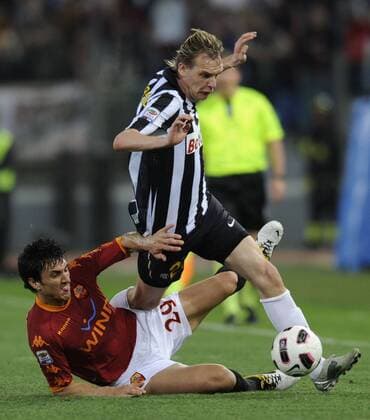 AS Rom (rot) - Juventus Turin (schwarz weiß Juve), Milos Krasic (R), Nicolas Burdisso 