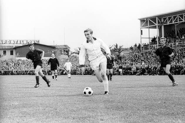 Günter Netzer (Gladbach, Mitte) am Ball o0 Regionalliga West 1964 1965, Aufstiegsrunde, Aufstiegsspiel, Vsw, Aktion