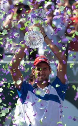 NOVAK DJOKOVIC (SRB) hoists the Butch Buchholz trophy after winning the 2011 Sony Ericsson Open - ZUMApa3 o0 Pokal Trophäe Objekte Sieg Jubel, Freude Siegerehrung Konfetti